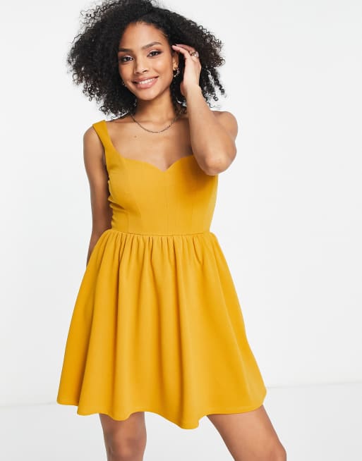 ASOS DESIGN – Senapsgul vippig miniklänning med korsett-detalj och smala axelband