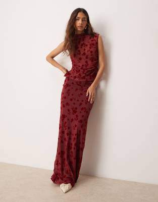 ASOS DESIGN – Set aus beflocktem Mesh in Rot mit hochgeschlossenem Oberteil und Rock - view 1