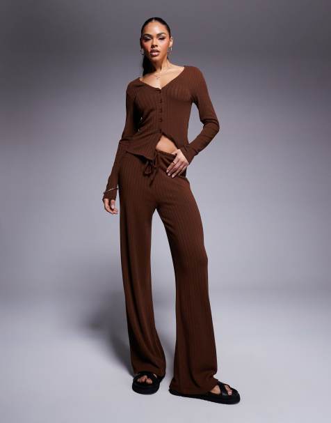 ASOS DESIGN – Set aus Button-up-Oberteil mit V-Ausschnitt und Hose mit weitem Bein in Schokoladenbraun - view 1