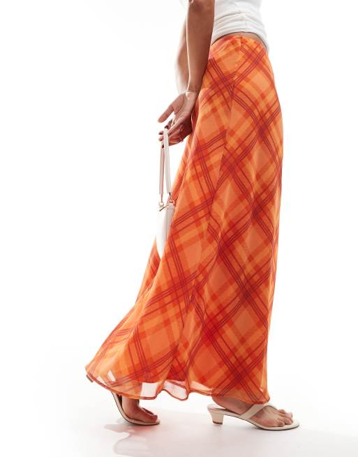 ASOS DESIGN – Set aus Chiffon in Orange kariert mit Neckholder-Top und schräg geschnittenem Maxirock
