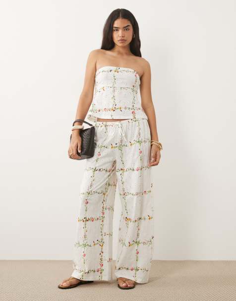 ASOS DESIGN – Set aus Jersey, bestehend aus trägerlosem Oberteil und Hose mit Blumenmuster, weitem Bein, Kordelzug und Lochstickerei - view 1