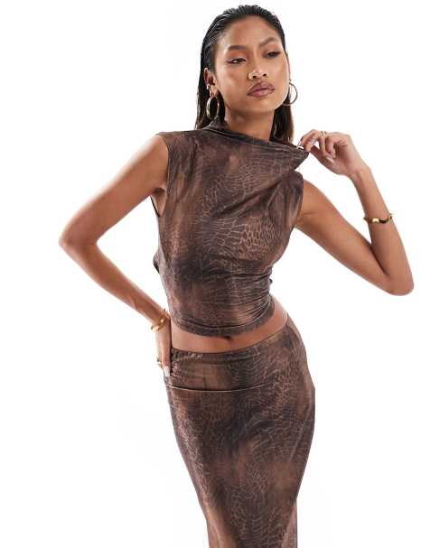 ASOS DESIGN – Set aus kurzem, hochgeschlossenem Oberteil mit gebundenem Rückenausschnitt und Maxirock mit braunem Schlangenmuster - view 1