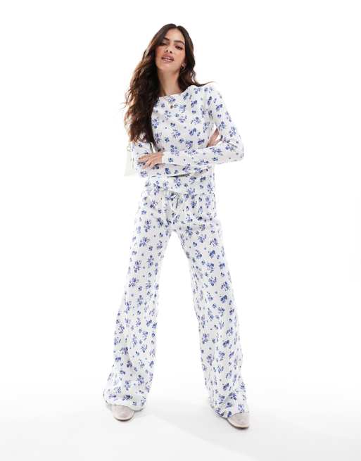 ASOS DESIGN – Set aus langärmligem Oberteil mit U-Boot-Ausschnitt und Hose in Creme mit Waffelstruktur und Blumenmuster