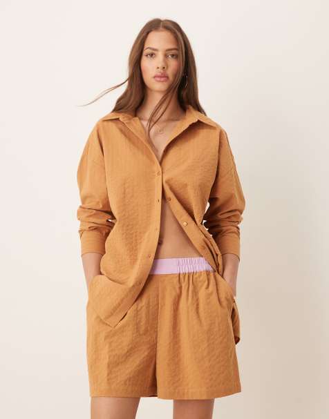 ASOS DESIGN – Set aus Seersucker in Hellbraun gestreift mit Hemd und Shorts mit kontrastierendem Bund - view 1