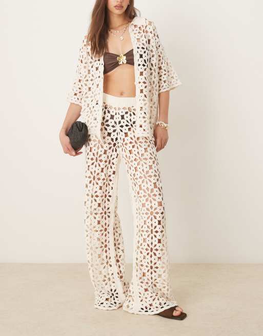 ASOS DESIGN – Set aus Shorts und Hose mit weitem Bein, aus cremeweißem Häkelstrick im Patchwork-Design
