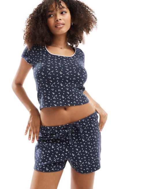 ASOS DESIGN – Set aus T-Shirt mit eckigem Ausschnitt und Flügelärmeln sowie Shorts in Marineblau mit Struktur und Blümchenmuster