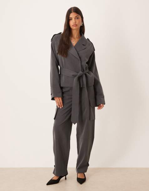 ASOS DESIGN – Set aus weicher, eleganter Trenchcoat-Jacke und Cargohose in Dunkelgrau - view 1