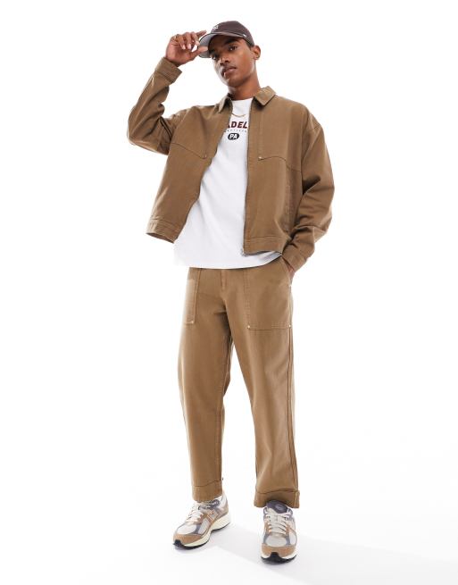 ASOS DESIGN – Set aus weiter Skater-Hose und Worker-Jacke aus Twill in Braun