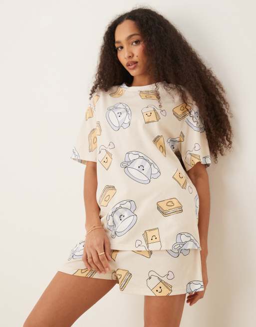 ASOS DESIGN - Set con T-shirt oversize e pantaloncini color crema con stampa di tè e biscotti