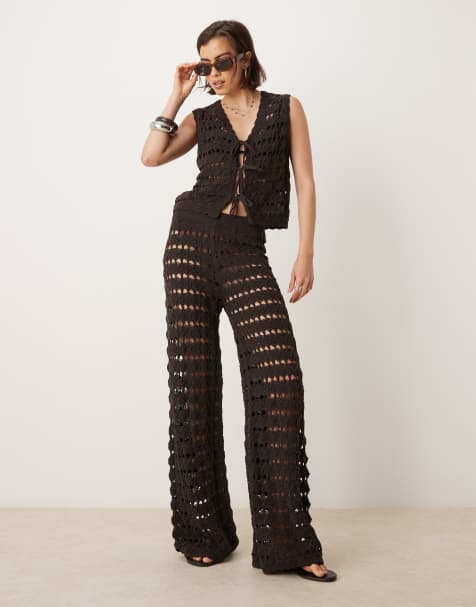 ASOS DESIGN – Set im grobmaschigen Design aus vorne gebundener Weste sowie Hose mit weitem Bein und Muschelsaum, in Schokobraun - view 1