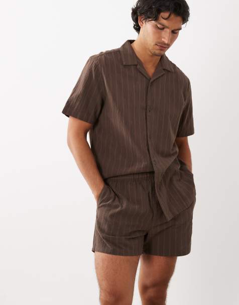 ASOS DESIGN – Set in Braun gestreift mit Badeshorts und Hemd - view 1