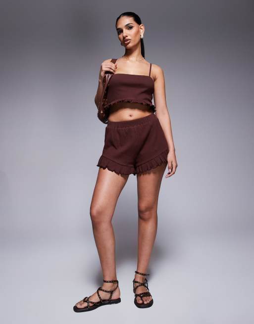 ASOS DESIGN – Set in Braun mit Rüschen und Knitterstruktur