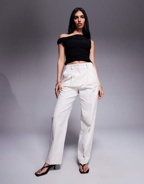 ASOS DESIGN – Set in gestreiftem Cremeweiß, aus Blazer mit Zierausschnitt in der Taille und eleganter Hose mit geradem Schnitt - view 1