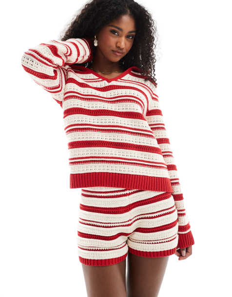 ASOS DESIGN – Set in Häkeloptik mit roten Streifen, aus Polo-Oberteil und knappen Shorts - view 1