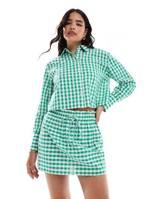 ASOS DESIGN – Set in Leinenoptik aus Rock mit Taillenband und Hemd mit kurzem Schnitt und Vichy-Karos in Grün