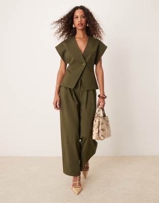 ASOS DESIGN – Set in Olivgrün, aus verkürzter Hose mit verstellbarer Bundlasche und Weste - view 1