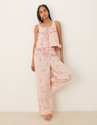 ASOS DESIGN - Set in Rosa mit Blümchenmuster bestehend aus Rüschen-Camisole mit Knopfleiste und Hose-Keine Farbe
