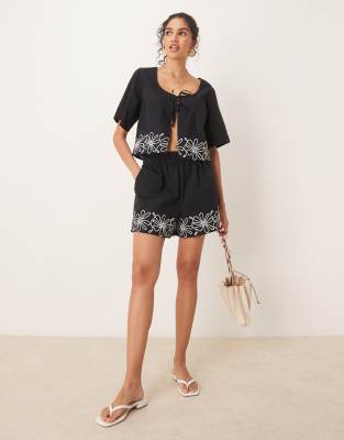ASOS DESIGN – Set in Schwarz, aus besticktem Oberteil mit Bindedetail und Shorts mit Saum - view 1