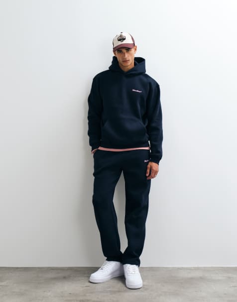 ASOS DESIGN – Set in Schwarz, bestehend aus Oberteil mit locker geschnittener Kapuze, Pigment-Print vorne und hinten und gerade geschnittener Jogginghose - view 1
