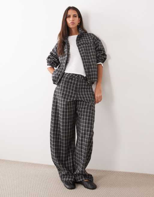 ASOS DESIGN – Svartvitt, rutigt set med barrelbyxor och jacka med ståkrage, 2 av 3