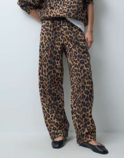 ASOS DESIGN set med leopardmönster och barrel-joggers, 5 av 5