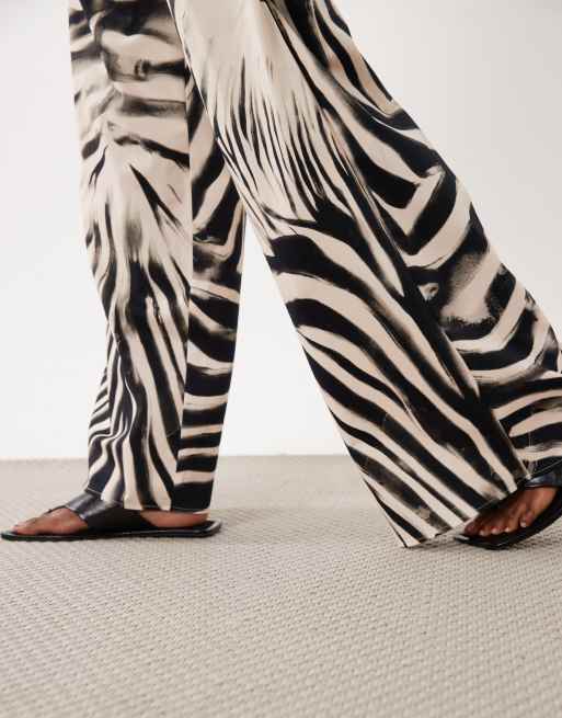 ASOS DESIGN set med tryckta byxor med extra vida ben och veck framtill i, 4 av 5