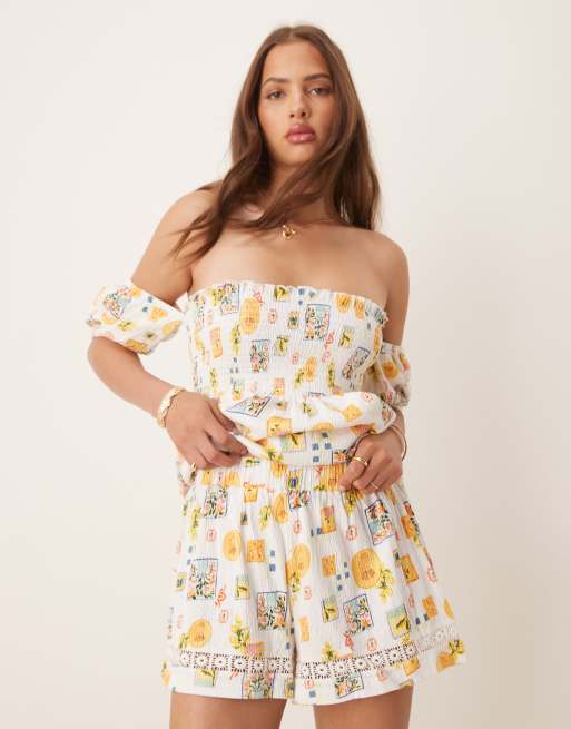ASOS DESIGN – Set mit gesmoktem Detail und buntem Postkarten-Print