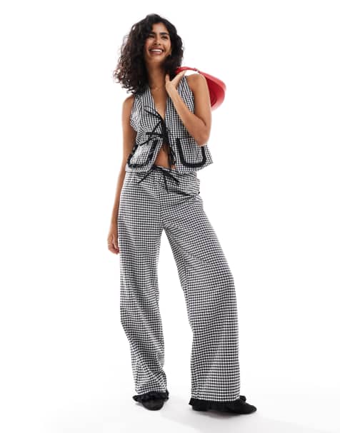 ASOS DESIGN – Set mit schwarzem Vichy-Karo aus Hose und Weste mit gebundener Vorderseite und Rüschentasche - view 1