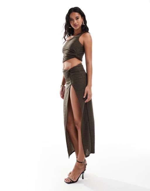 ASOS DESIGN – Set mit strukturiertem, kurzem Oberteil mit One-Shoulder-Träger und Maxirock in Braun