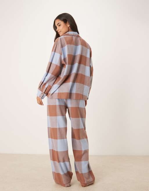 ASOS DESIGN - Set pigiama con camicia oversize e pantaloni marrone e blu a quadri spazzolato, 3 di 4