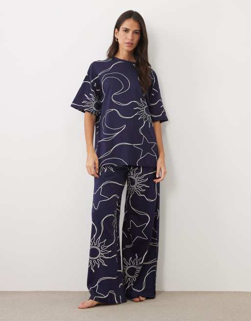 ASOS DESIGN set pigiama con t-shirt oversize e pantaloni a gamba larga con stampa stencil di lune e stelle, 2 di 4
