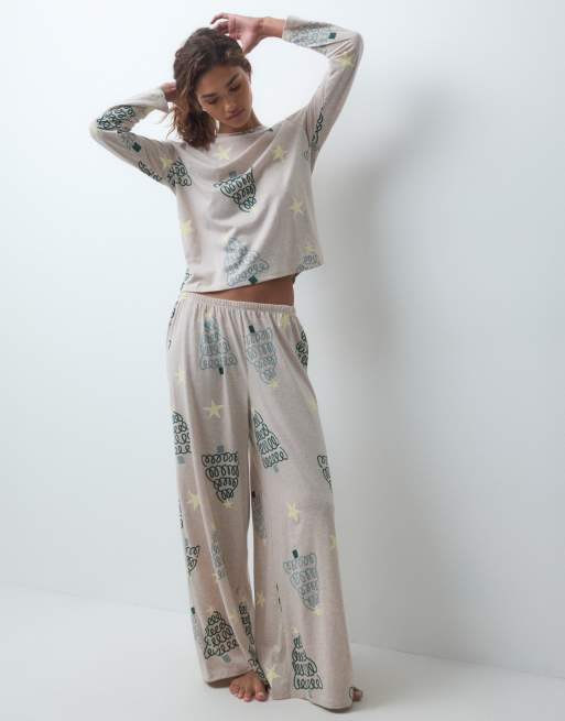 ASOS DESIGN set pigiama con top a maniche lunghe e pantaloni a gamba ampia con stampa alberi di Natale, 2 di 4