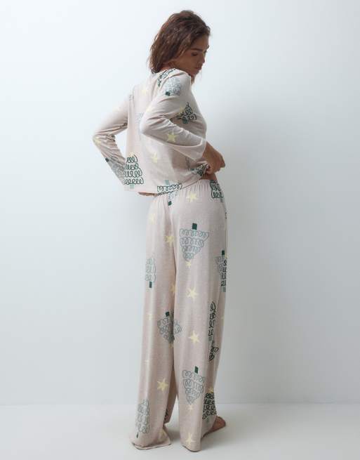 ASOS DESIGN set pigiama con top a maniche lunghe e pantaloni a gamba ampia con stampa alberi di Natale, 4 di 4