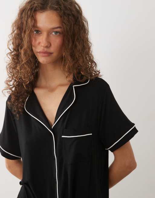 ASOS DESIGN - Set pigiama nero ultra morbido con camicia a maniche corte e pantaloncini, 2 di 4