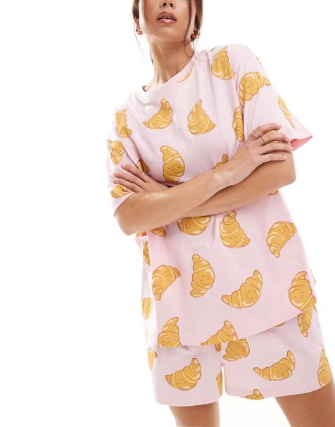 ASOS DESIGN - Set pigiama oversize rosa con stampa di croissant con pantaloncini e T-shirt - view 1