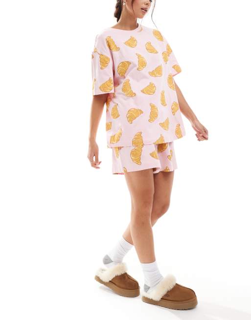 ASOS DESIGN - Set pigiama oversize rosa con stampa di croissant con pantaloncini e T-shirt, 3 di 4