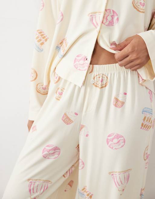 ASOS DESIGN set pigiama Petite in viscosa morbida con camicia a maniche lunghe e pantaloni, stampa dessert, 3 di 4