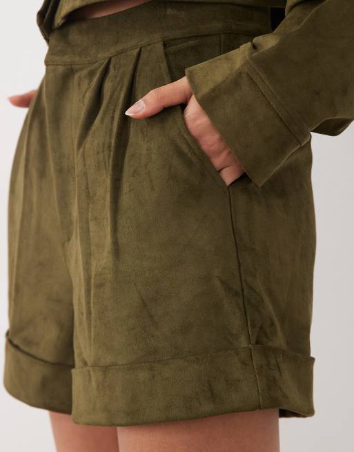 ASOS DESIGN set shorts i mockaimitation med pintuck-detaljer i khaki, 5 av 5