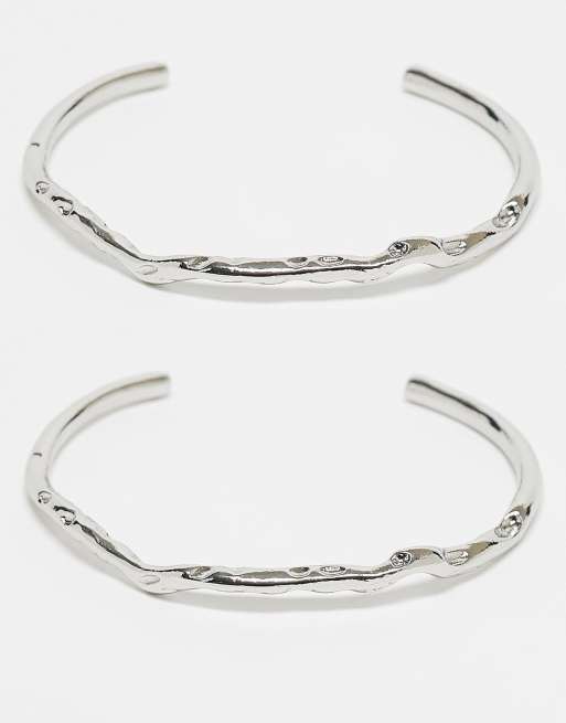 ASOS DESIGN - Set van 2 armbanden met gesmolten textuur in zilverkleur