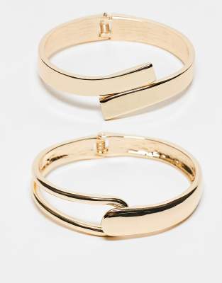 ASOS DESIGN - Set van 2 brede armbanden met omslag-detail in goudkleur