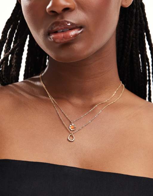 ASOS DESIGN - Set van 2 kettingen met rood siersteentje en cirkelvormig ontwerp in goudkleur