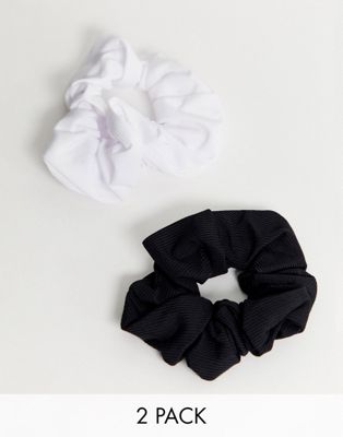 ASOS DESIGN - Set van 2 plisse scrunchies in zwart en wit-Multi