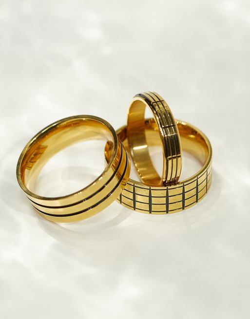 ASOS DESIGN - Set van 3 brede ringen van waterbestendig, roestvrij staal met details in reliëf in goud en zwart