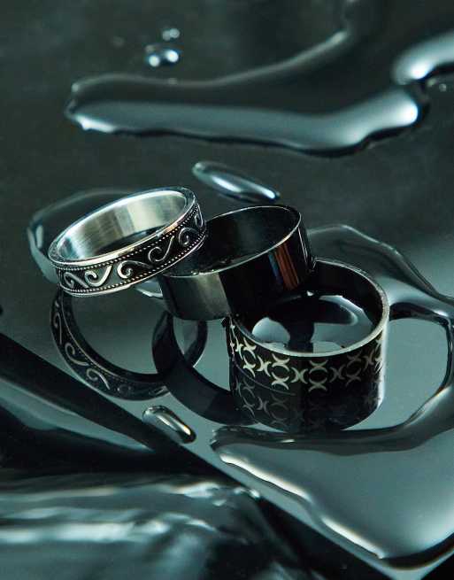 ASOS DESIGN - Set van 3 waterbestendige, brede ringen met reliëf van roestvrij staal in zwart en zilverkleur