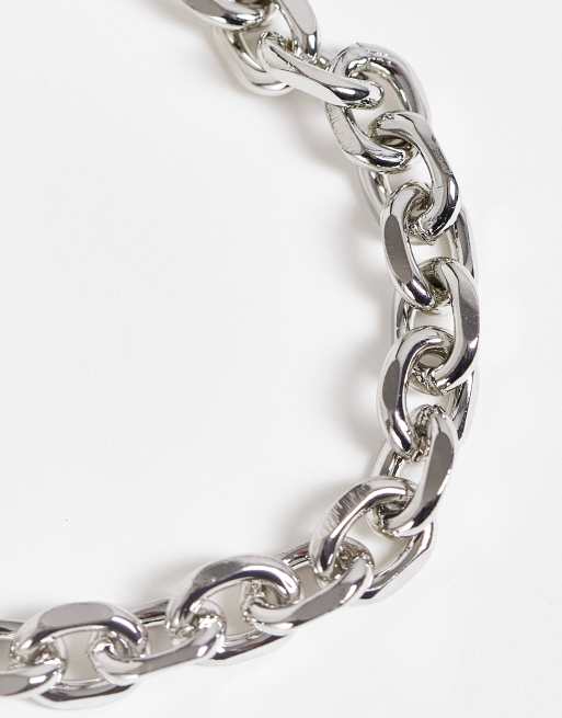 ASOS DESIGN - Set van 4 armbanden met vlinderhangertjes in zilverkleur, 3 van 4