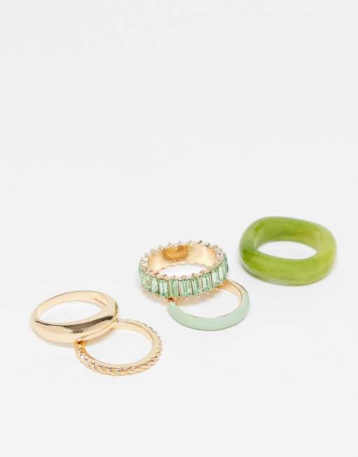 ASOS DESIGN - Set van 5 ringen met diverse ontwerpen van groene kunststof en in goudkleur