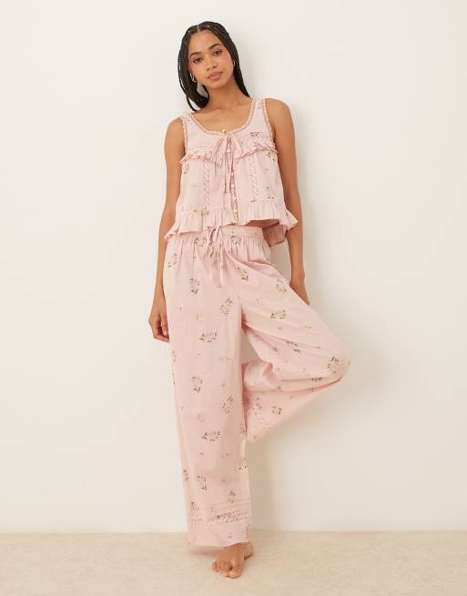 ASOS DESIGN - Set van cami met ruches en knoopsluiting en broek met fijne print in roze