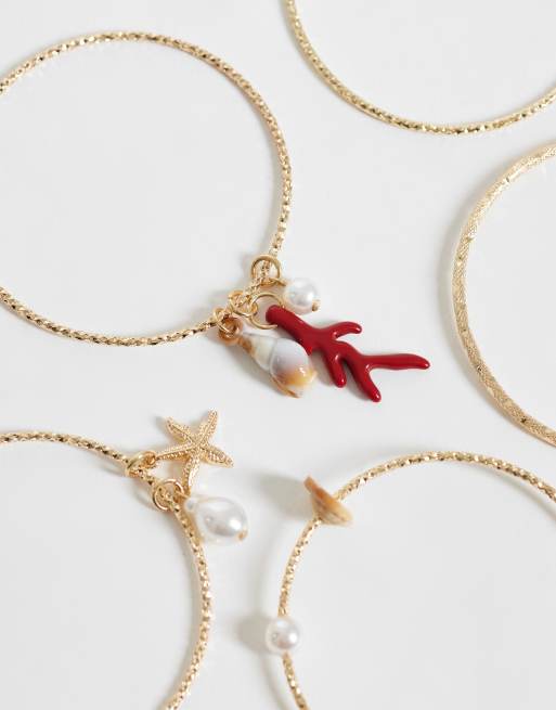 ASOS DESIGN - Set van dunne armbanden met zeeleven-bedeltjes in goudkleur, 2 van 3