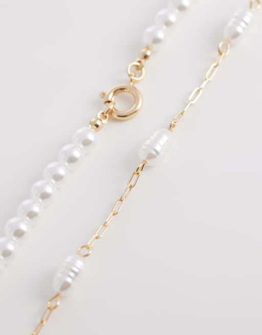 ASOS DESIGN - Set van twee armbanden met imitatieparels in goudkleur, 2 van 3