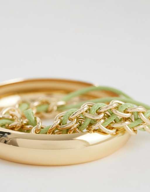 ASOS DESIGN - Set van twee armbanden met koorddetail en bangle in goudkleur, 2 van 3